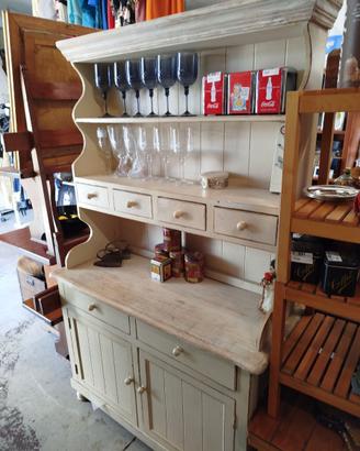 Credenza con piattaia in legno shabby avorio