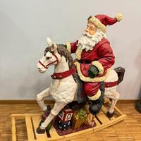 Grande Babbo Natale a cavallo a dondolo