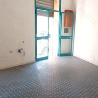 Piazza IV Novembre: Locale commerciale