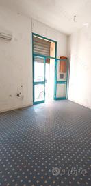 Piazza IV Novembre: Locale commerciale