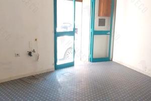 Piazza IV Novembre: Locale commerciale