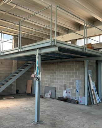Soppalco con scala in ferro verniciato a polvere