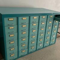 Cassettiera in metallo in perfetto stato, cassetti