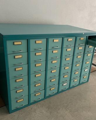 Cassettiera in metallo in perfetto stato, cassetti