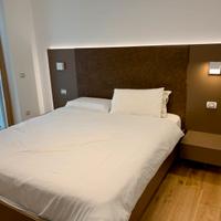 Letto matrimoniale pelle primo fiore e laccato