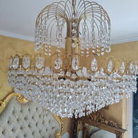 Lampadario in oro e cristalli