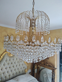 Lampadario in oro e cristalli