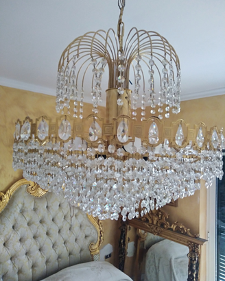 Lampadario in oro e cristalli