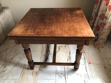 Tavolo in legno massello allungabile fino a 190cm