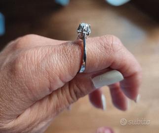 Diamante solitario anello oro bianco