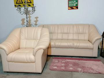PRATICAMENTE NUOVO set divani in pelle ! CONSEGNA