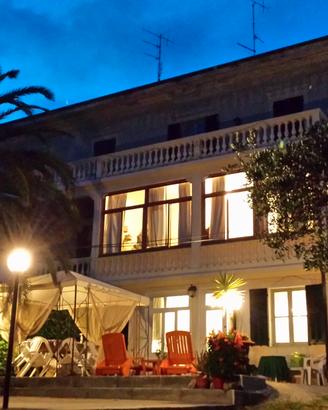 Alloggio in villa d'epoca con parcheggio e piscina