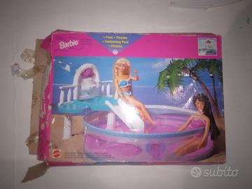 piscina barbie con bambole