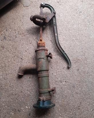 pompa acqua a mano vintage
