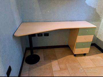 scrivania+2 mensole+sedia