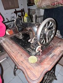 Macchina da cucire Helvetia d'epoca a pedale