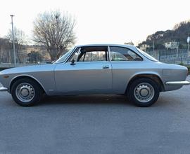 Alfa Romeo GT 1300 Junior scalino