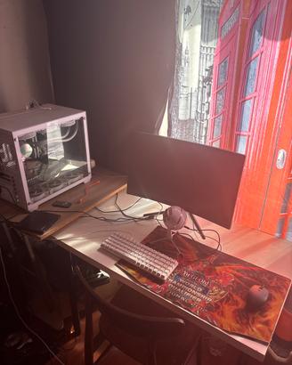 Pc RTX 4070Ti, i7 13700KF e postazione da gaming