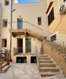 Intero stabile di tre unità più terrazza in centro