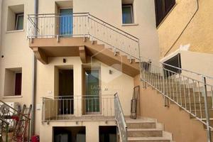 Intero stabile di tre unità più terrazza in centro