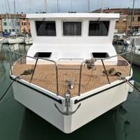 Catamarano a motore