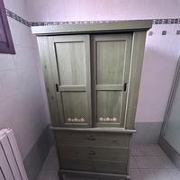 Mobile in legno stile rustico verde salvia