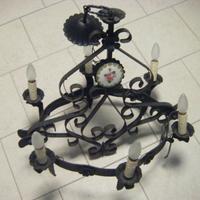 Antico lampadario in ferro battuto