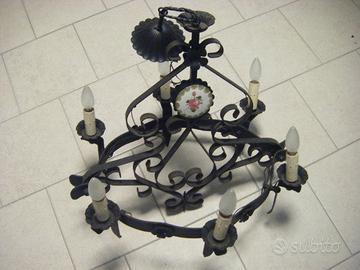 Antico lampadario in ferro battuto