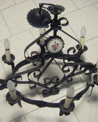 Antico lampadario in ferro battuto