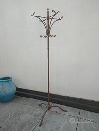 antico attaccapanni in ferro battuto e ghisa