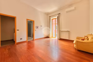 6 LOCALI A POZZUOLI