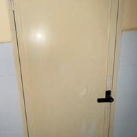 Porta con maniglione antipanico