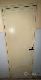 Porta con maniglione antipanico