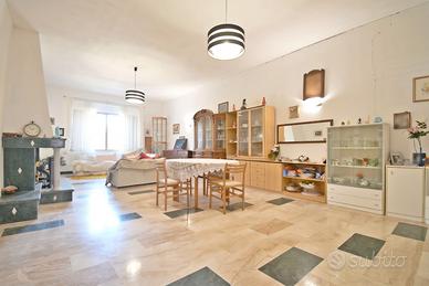 Casa indipendente con 1.000 mq di terreno
