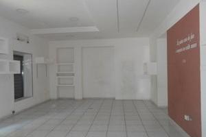 Negozio ristrutturato al centro di Afragola ad alt