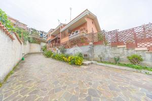 PORZIONE DI TRIFAMILIARE A ROMA