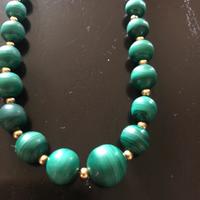 Collana di coralli in malachite e color oro