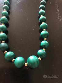 Collana di coralli in malachite e color oro