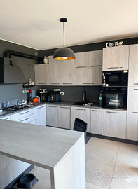 Cucina completa di penisola – Beton Grey
