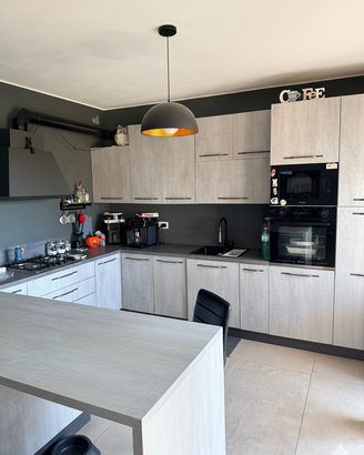 Cucina completa di penisola – Beton Grey