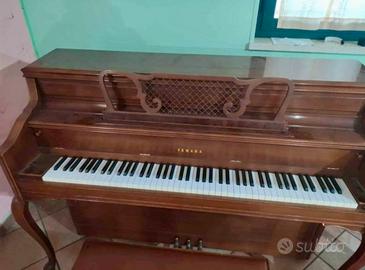 Pianoforte verticale Yamaha Chippendale