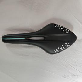 Fizik Sella Airone R1 Open Carbon - Regular