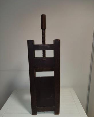 Torchio/Pressa vintage per tagliare in legno.