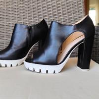 Scarpe spuntate con tacco alto