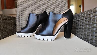 Scarpe spuntate con tacco alto