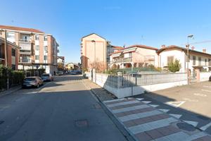 Beinasco ampio trilocale arredato con giardinetto
