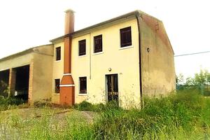 CASA SINGOLA di campagna in BORGO VENETO (PD)