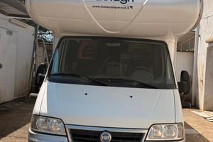 camper e carrello tenda tenuto in modo maniacale 