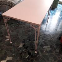 Tavolo rosa pallido