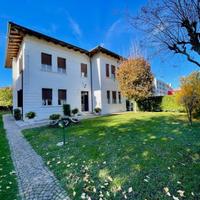 VILLA INDIPENDENTE IN POSIZIONE PRIVILEGIATA: s...